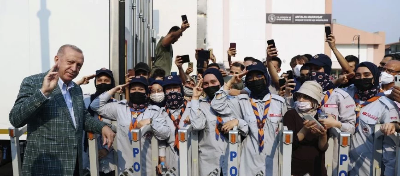 Τουρκία: Σφοδρές αντιδράσεις για τον Ερντογάν που μοιράζει τσάι στους πυρόπληκτους και μιλά για δολιοφθορές